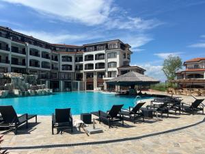 Piscina de la sau aproape de Deluxe Apartment with Sea View Vineyard Spa Resort Aheloy