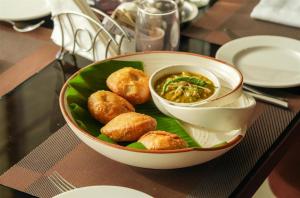 Makanan di atau berdekatan hotel