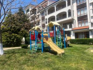 Zona de joacă pentru copii de la Deluxe Apartment with Sea View Vineyard Spa Resort Aheloy