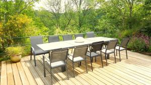 En balkong eller terrasse på Gite de groupe du Viaduc des Fades