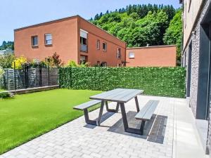 Vonkajšia záhrada v ubytovaní Apartment Chic Mountain Terrace Lounge by Interhome