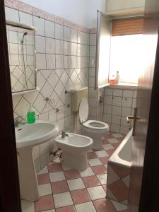 a bathroom with a sink and a toilet and a tub at Gallipoli lido San Giovanni via savonarola 37F in Gallipoli +5 photos