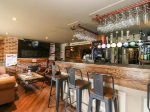 eine Bar mit Stühlen und einer Theke in einem Restaurant in der Unterkunft Cosy Cottage 5 in Durham + 30 Fotos