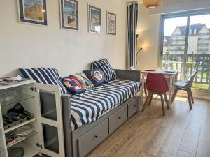 Habitación con cama, mesa y escritorio. en Apartment Les Normandières-24 by Interhome, en Cabourg