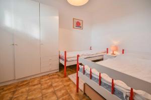 a bedroom with two bunk beds and a desk at FeWo Zeidler Nr42 Sol Mare in Kellenhusen