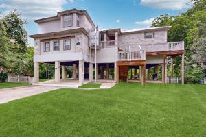 a large house with a large yard at Guadalupe Oasis in Seguin