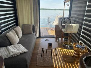 Posezení v ubytování WOHLFÜHLBOOT Hausboot - Festlieger in der Marina Zaue am Schwielochsee - WC an Bord -