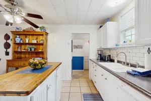 a kitchen with a bowl of fruit on a counter at Grace Cottage in Kingsland