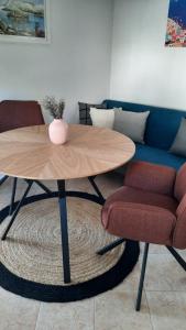 ein Tisch und Stühle in einem Wohnzimmer mit einer Couch in der Unterkunft House Old Town Trogir in Trogir