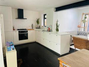 Η κουζίνα ή μικρή κουζίνα στο The Lawns Private Rooms in Shared Home +4 φωτογραφίες