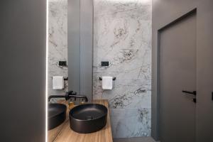 ein Badezimmer mit zwei Waschbecken und einer Marmorwand in der Unterkunft Estium Heritage Rooms in Zadar + 61 Fotos