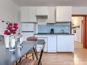Kuchyň nebo kuchyňský kout v ubytování Apartment Casa Meazza-1 by Interhome