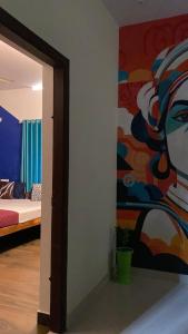 ein Zimmer mit einem Bild einer Frau an der Wand in der Unterkunft Mud apples varkalaa in Varkala + 38 Fotos