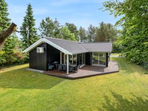 Zahrada ubytování Holiday Home Nanni - from the sea by Interhome