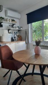 eine Küche mit einem Tisch mit einer Vase darauf in der Unterkunft House Old Town Trogir in Trogir + 18 Fotos