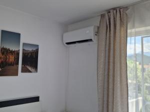 a room with a window with a drape and a curtain at Ap CALAS , No1 2B Etajul 1, AC, Free Parking in Râşnov