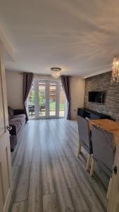 Μια τηλεόραση ή/και κέντρο ψυχαγωγίας στο Cosy 2 bed house in Aylesbury