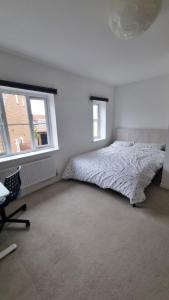 Ένα ή περισσότερα κρεβάτια σε δωμάτιο στο Cosy 2 bed house in Aylesbury +23 φωτογραφίες