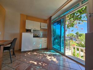 Kuchyňa alebo kuchynka v ubytovaní Villa Bose- Apartmani Luka Šodan