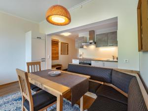 een keuken en eetkamer met een tafel en stoelen bij Apartment Hocheck by Interhome in Sankt Paul