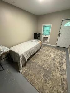 En eller flere senge i et værelse på Cozy Room Near Downtown Hendersonville