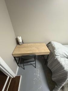 En eller flere senge i et værelse på Cozy Room Near Downtown Hendersonville