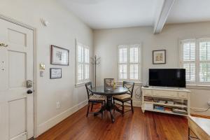 Et tv og/eller underholdning på 4 Bee St