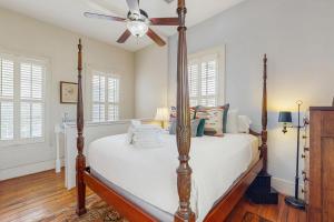 En eller flere senge i et værelse på 4 Bee St + 13 billeder