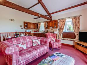 TV a/nebo společenská místnost v ubytování 2 Bed in Bassenthwaite 96088