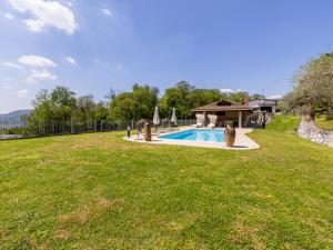 un cortile con piscina e una casa di Lovely & Spacious house Pool, BBQ a Morbio Inferiore