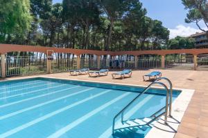 Swimmingpoolen hos eller tæt på RVApartaments La Pineda + 19 billeder