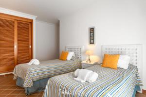 two beds sitting next to each other in a room at Casa da Isla - Praia del Rey Golf & Beach Resort in Amoreira +29 photos