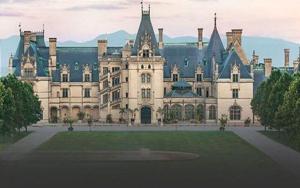 Un gran castillo con un patio delante. en #1 Studio Town Place 2, en Sevierville