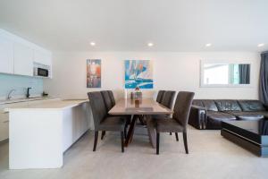 Private sea view apartment with jacuzzi at Baycliff的休息区