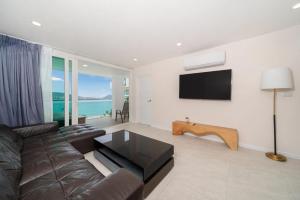 Private sea view apartment with jacuzzi at Baycliff的电视和/或娱乐中心