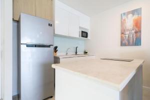 Private sea view apartment with jacuzzi at Baycliff的厨房或小厨房