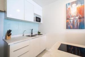Private sea view apartment with jacuzzi at Baycliff的厨房或小厨房