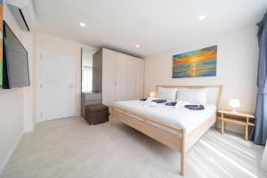 Private sea view apartment with jacuzzi at Baycliff客房内的一张或多张床位