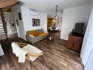 TV a/nebo společenská místnost v ubytování La Cour de Mamama Appartement 7