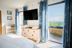 una camera da letto con un letto e una grande finestra di 5 bed house near Oban a Oban Altre 37 foto