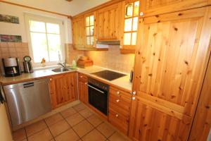 Kuchyň nebo kuchyňský kout v ubytování Haus am Wald Nr 2 idyllisch ruhig im Naturschutzgebiet + 7 fotografií