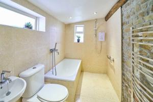une salle de bain avec toilettes, baignoire et lavabo dans l'établissement Host & Stay - Dipple Farm Cottage, à Woolfardisworthy