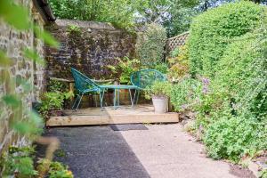 d'une terrasse avec une table et des chaises dans le jardin. dans l'établissement Host & Stay - Dipple Farm Cottage, à Woolfardisworthy