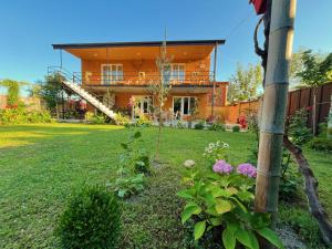 una casa con un giardino con dei fiori davanti di Mountain View a Lagodekhi