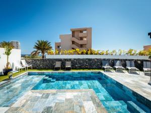 eine Villa mit einem Pool und einem Gebäude in der Unterkunft Enchanting Villa Alma in Playa Paraiso