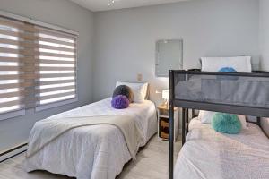 a bedroom with two beds and a window at Detente Namur in Namur