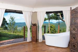Nespecifikovaný výhled na hory nebo výhled na hory při pohledu z luxury tent