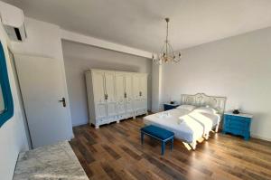 En eller flere senge i et værelse på Apartamento Loreto en el centro de Denia + 18 billeder