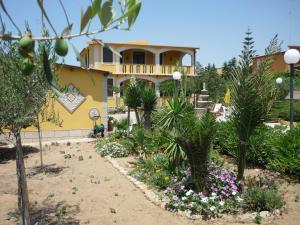 uma casa com um jardim em frente em Villa Pisciotto em Licata