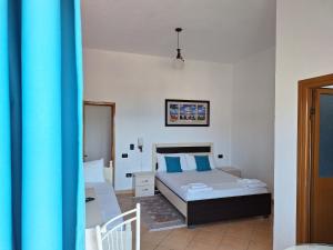 Postel nebo postele na pokoji v ubytování Mermaid Hotel Vlore